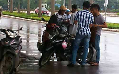 Thấy khách đến mua vé các phe vé đổ xô nhau đến chào mời