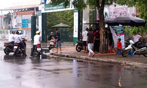 Quầy bán vé trận giao hữu Việt Nam – Arsenal ít khách đến mua