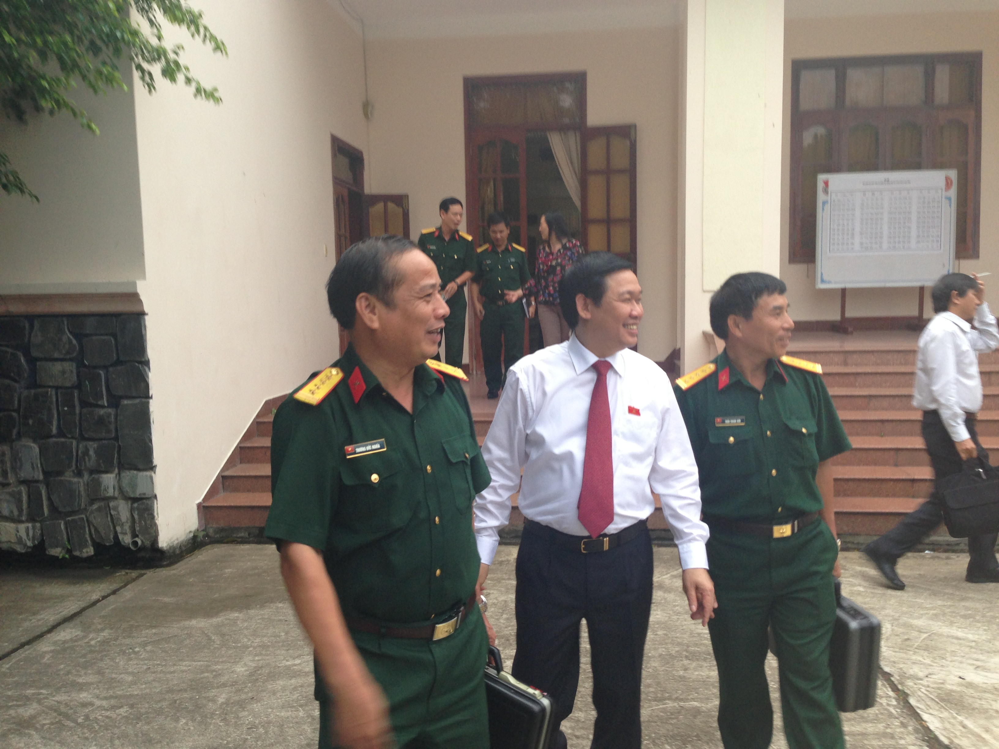 Ông Vương Đình Huệ đi thăm chiến sĩ của Bộ Chỉ huy quân sự tỉnh