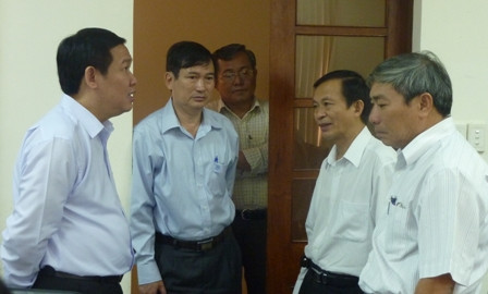 Ông Vương Đình Huệ và các đại biểu trao đổi thêm những vấn đề quan tâm