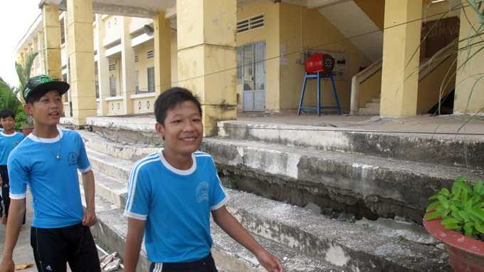 Học sinh Trường THCS Đốc Binh Kiều phải học trường tạm trong khi trường mới xây đã lún sụp như thế này
