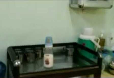 Cô giáo cho học sinh uống thuốc ngủ