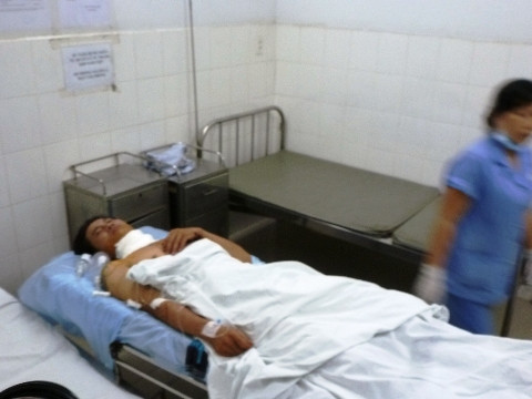 TP.HCM, cổng trường, phụ huynh, cắt cổ, hung thủ, truy tìm