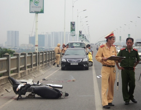 Tự gây tai nạn trên cầu Vĩnh Tuy, một phụ nữ tử vong