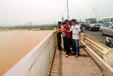 Tử hình người chồng nhẫn tâm đẩy vợ xuống sông