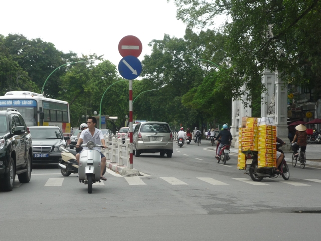 Người tham gia giao thông không đội mũ bảo hiểm (Ảnh chụp ở đường Thanh Niên)