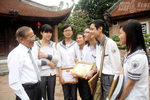 GS Phan Huy Lê nói chuyện với học sinh giỏi Sử