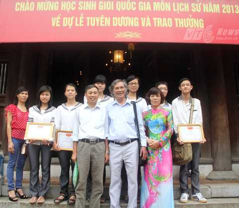 GS Phạm Xanh chụp ảnh với học sinh