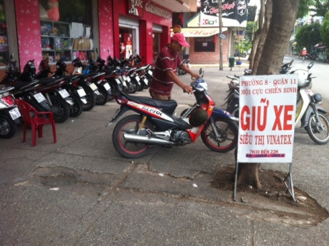 Bãi xe trước cửa siêu thị Vinatex