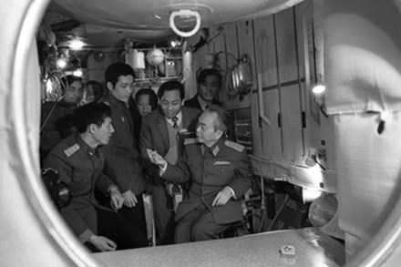 Đại tướng Võ Nguyên Giáp thăm các phi công Việt Nam đang được huấn luyện tại trung tâm vũ trụ Gagarin (Liên Xô, năm 1980)