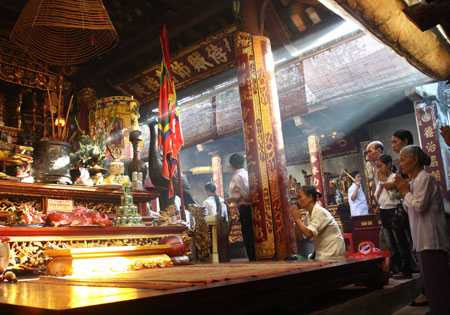 Du khách thập phương tới dâng hương tưởng niệm Hưng Đạo Vương Trần Quốc Tuấn tại đền Thiên Trường, Nam Định