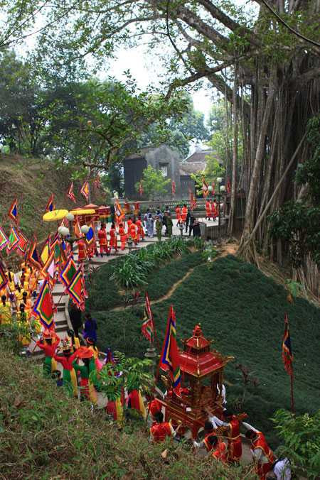 Lễ rước ngai vị và dâng hương Đức Thánh Trần tại Đền Thượng, phường Lào Cai, thành phố Lào Cai, tỉnh Lào Cai.