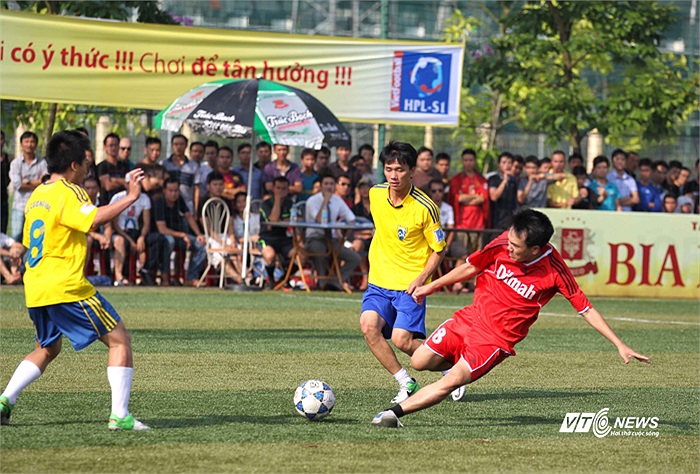 Đội bóng của trợ lý HLV ĐT futsal Việt Nam – HLV Ngọc Anh là Trà Dilmah (đỏ) gặp Quốc Cường FC.