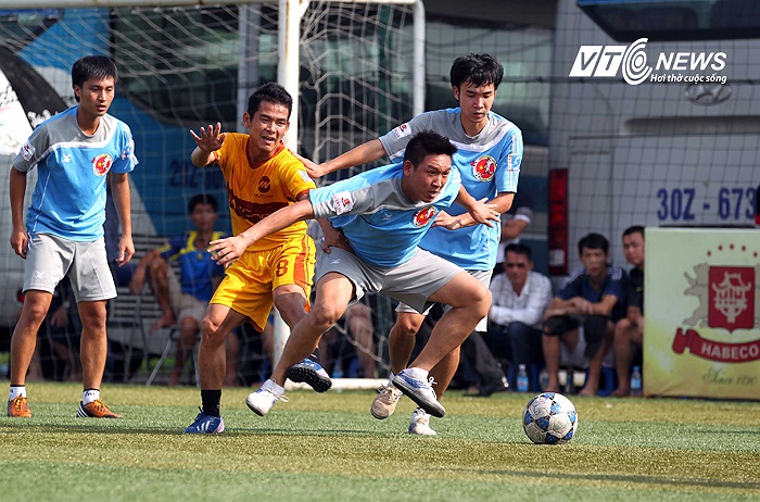 Trận đấu giữa Xuân Đỉnh (xanh) và MV Corp