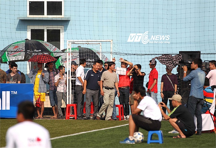 Trong ngày khai mạc, giải vui mừng chào đón sự hiện diện của HLV trưởng ĐT Việt Nan, ĐT U23 Việt Nam, Hoàng Văn Phúc tới dự khán. Ông Phúc xuất hiện cùng một người quen là ông Lê Khắc Chính, một cánh tay của bầu Kiên ở đội bóng Hà Nội.
