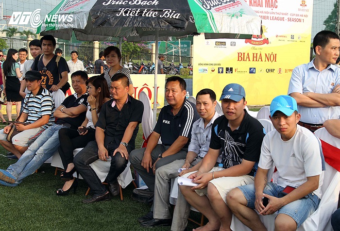 HLV Hoàng Văn Phúc ngồi theo dõi trận đấu.