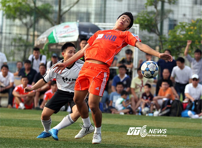 Cuộc chạm trán giữa SHB FC (vàng cam) và Cocacola FC