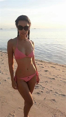 Siêu mẫu Hà Anh khoe thân hình với số đo ba vòng chuẩn trên bãi biển.