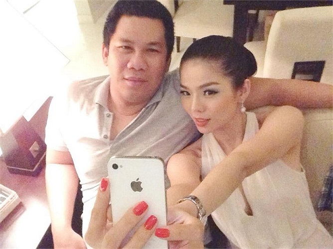Lệ Quyên chụp ảnh 'tự sướng' bên chồng.