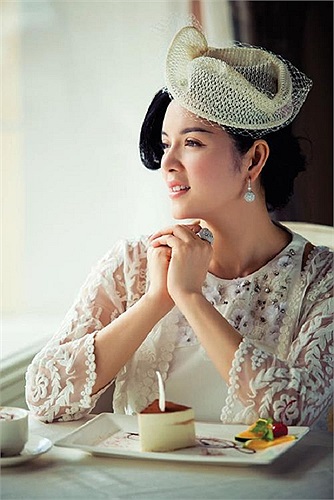 Lý Nhã Kỳ đang được dư luận phong tặng danh hiệu Nữ hoàng scandal vì những ồn ào trên báo chí suốt thời gian qua.