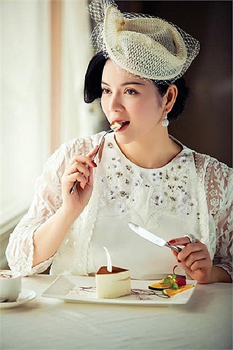 Sau vai trò đại sứ du lịch, kim cương, hàng hiệu, tiền tỷ đắp lên người, Lý Nhã Kỳ gây sóng gió khi xông vào buồng lái máy bay chụp ảnh.