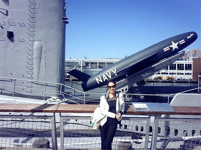 Pha Lê khoe những bức ảnh chụp trên tàu sân bay ở Mỹ.