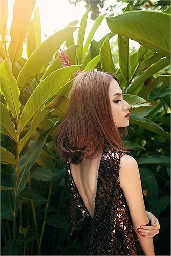 Những đường nét trên khuôn mặt cũng được cách make up làm cho nữ tính lên rất nhiều.