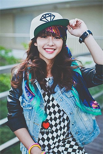 Hotgirl boxing Khả Ngân cá tính và trong veo trong những bức ảnh thời trang mới.