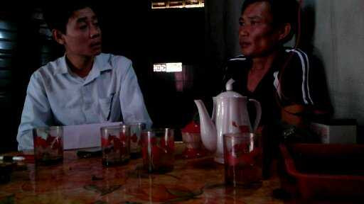 Ông Trung (mặc áo đen) trao đổi với phóng viên VTC News 