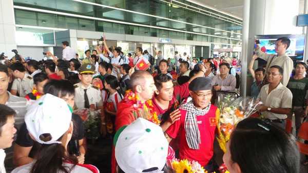 Không khí náo nhiệt đón U19 Việt Nam