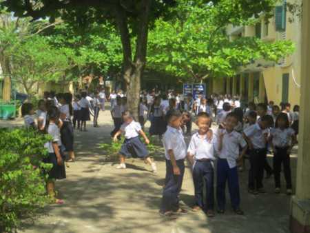Học trò trường tiểu học Nguyễn Trung Trực (Tuy Hòa, Phú Yên)