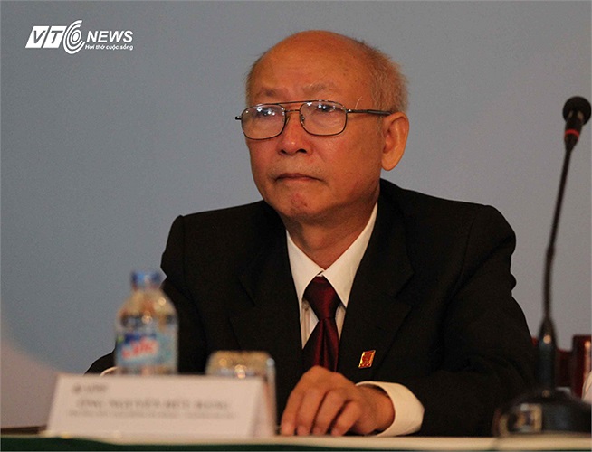 Ông Nguyễn Hữu Bàng, Trưởng BTC giải Hạng Nhất cũng làm đơn từ chức theo ông Ly và đã được chấp nhận. Lý do ông Bàng từ chức là vì tuổi cao. Mà đúng thật, bắt một ông Bàng đầu đã bạc trắng làm nữa thì chỉ thêm khổ ông!