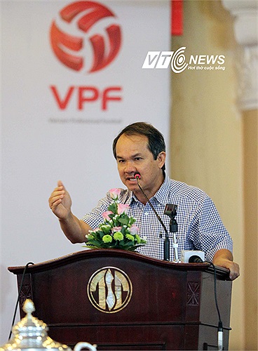 Bầu Đức gằn giọng trên bục phát biểu, không ngại nói thẳng: 'Trọng tài là nguồn cơn khiến V-League đổ vỡ'. Ông Đức cũng bảo có đến 3 thế kỷ nữa cũng không tìm được người đưa phong bì cho trọng tài sau nghi án trọng tài nhận hối lộ 100 triệu ở vòng 3.