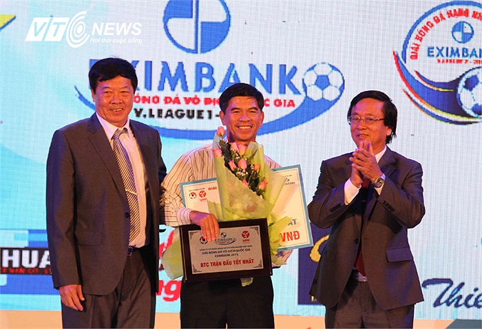 Ông Huỳnh Mau - GĐĐH CLB HAGL nhận danh hiệu, Ban tổ chức trận đấu tốt nhất.