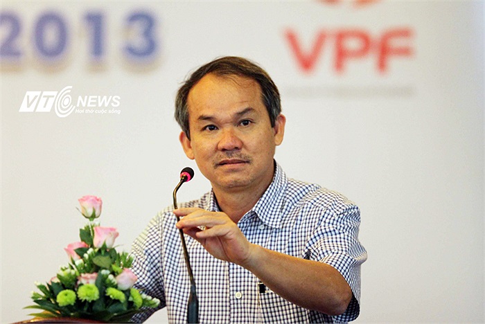 Một vấn đề nữa, ông Đức tỏ ra bức xúc là việc cần chấm dứt ngay tình trạng chuyển đổi, sang nhượng tên, phiên hiệu của các đội bóng. Tránh tình trạng các ông bầu lợi dụng làm bóng đá để được nổi tiếng dẫn đến những hậu quả như thời gian qua.