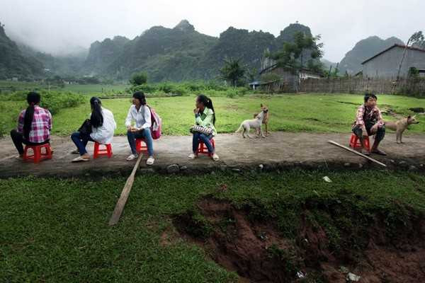 Học trò thôn Xuân Lũng đi học ngoài chiếc cặp sách, chiếc ghế còn phải mang theo mái chèo để vượt sông.