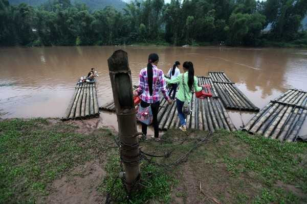 Mỗi chiếc bè đều có xích, khóa để tránh nhầm lẫn và phòng bị trôi mất.