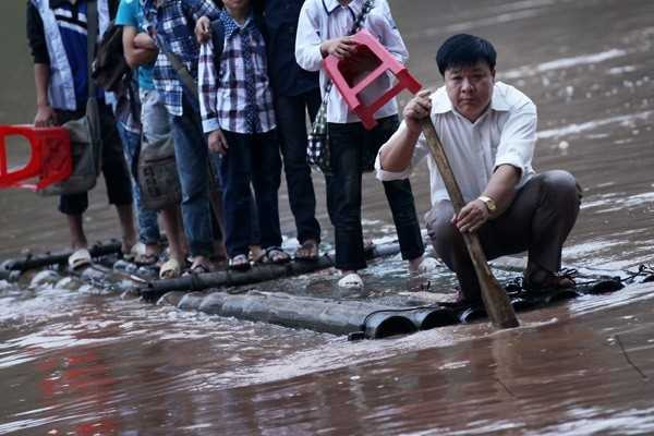 Phó chủ tịch xã Bình Trung, ông Vi Văn Biên nhà ở thôn Xuân Lũng hàng ngày cũng phải chèo bè đi làm. Giờ đi làm trùng với giờ đến trường của các cháu, ông Biên luôn là người đưa các học sinh sang sông.