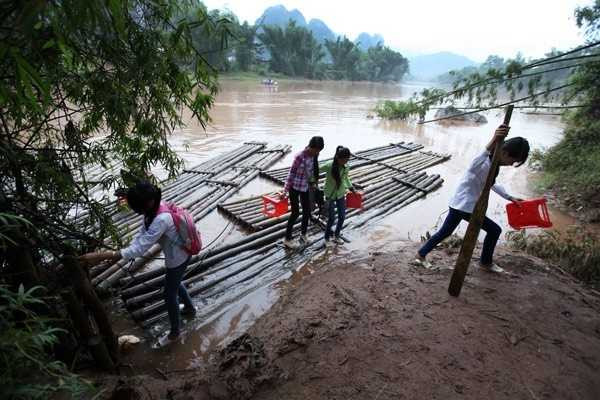Chiếc mái chèo khá hữu dụng khi lên, xuống bờ sông rất trơn trượt. Không ít học sinh trượt ngã sũng nước phải quay trở về nhà thay quần áo để tiếp tục đến trường.