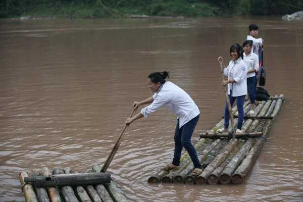 Hầu hết những nữ sinh THPT đều tự chèo bè qua sông khá thuần thục.