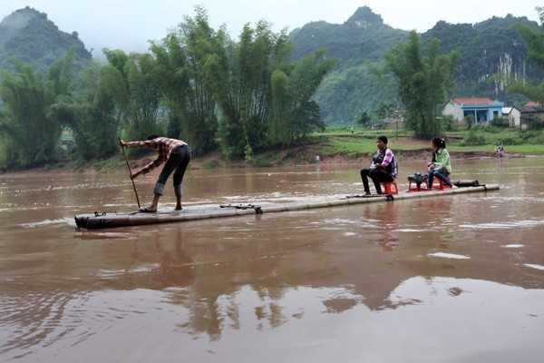 Không có bất cứ phương tiện cứu sinh nào được sử dụng trên những chiếc bè ở Xuân Lũng.
