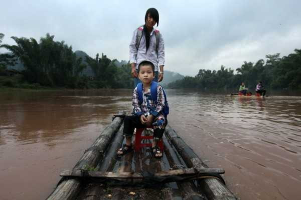 Vác mái chèo, vượt sông lớn đến trường