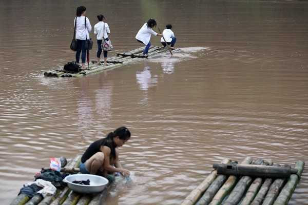 Trừ cấp Tiểu Học, tất cả học sinh học THPT đều phải sang học bên trường THPT Khánh Khê (Xã Khánh Khê, huyện Văn Quan) bên kia dòng Kỳ Cùng.