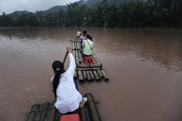 Giờ đến trường những chiếc bè nối đuôi nhau sang sông.