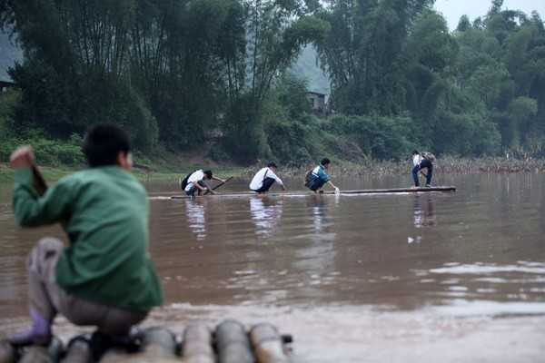 Là con trai nên lúc nào Vi Tiến Tùng, học sinh lớp 7B trường THPT Khánh Khê cũng là người chèo bè đưa các bạn nữ sang sông.