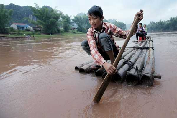 Là con trai nên lúc nào Vi Tiến Tùng, học sinh lớp 7B trường THPT Khánh Khê cũng là người chèo bè đưa các bạn nữ sang sông.