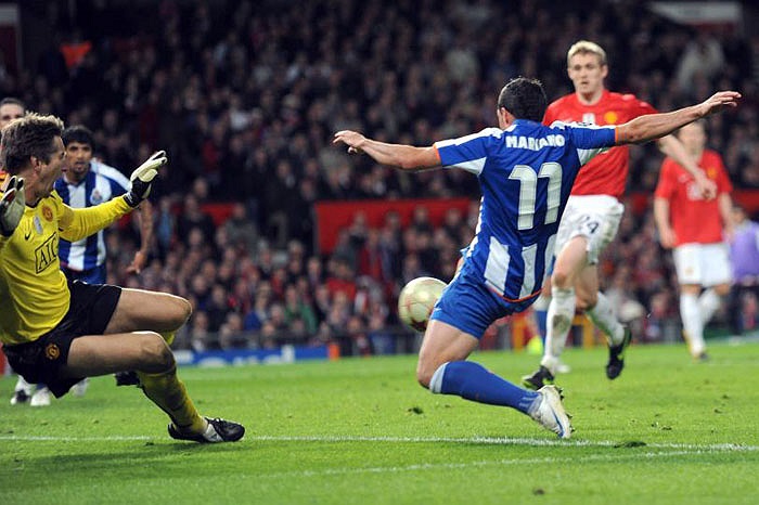 Van der Sar vẫn muốn thị uy các chân sút đối phương