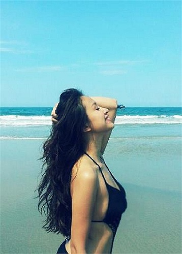 Gái một con Thanh Vân Hugo khoe dáng gợi cảm trước biển.