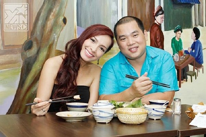 Siêu mẫu Thúy Hạnh làm nũng khi đi ăn cùng chồng Minh Khang.