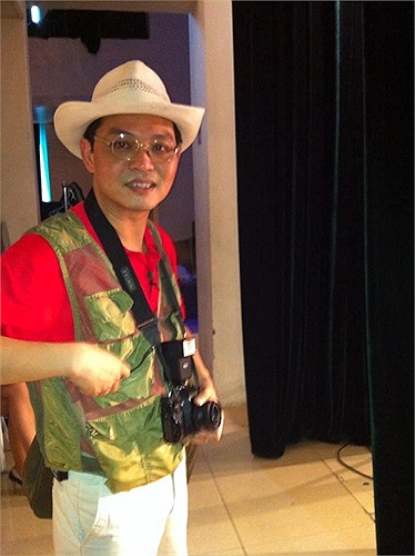 Nghệ sĩ Trung Hiếu chuẩn bị bước ra sân khấu.